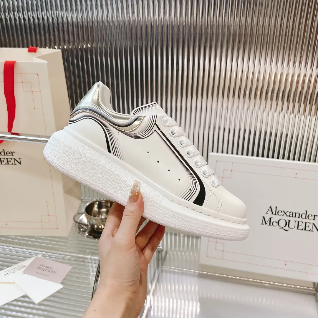 👟👟Ex-factory price 440👟👟 Men's size +10 (high version + 60 men's size plus 10) The latest addition to the counter is the top high-end version of Alexander McQueen·Alexander McQueen 2023 new wide sports shoes, white shoes and casual shoes👟New colors! The rear tail is really unique and pretty, I love it at first sight! 😍Top version! 👍🏻I won’t introduce too much about the style of this shoe. It will never go out of style year after year in spring, summer, autumn and winter. It is a super versatile style and has always been in hot demand. 🔸Upper: original custom-made latest silk cowhide 🔸Inner lining: cowhide foot pads + top-grade highly breathable mesh ��Outsole: the latest original open mold one-to-one precision mold PU vacuum outsole 🔸Female model 34-41 (customized at 34.40.41) 🔸Men's model 38-45 (customized at 38 45)